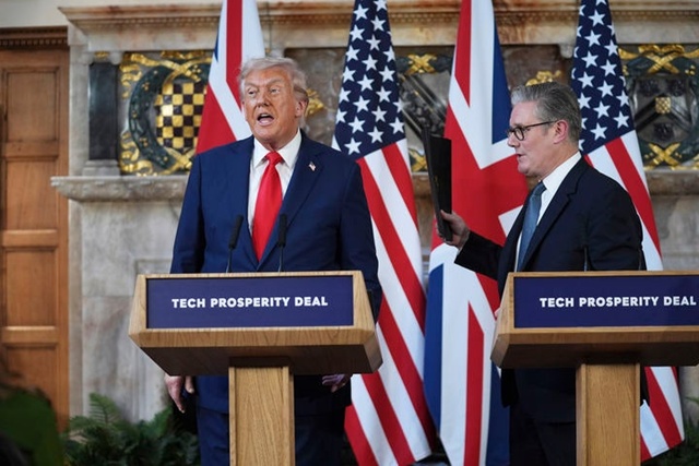 ▲ 도널드 트럼프 미국 대통령이 영국 런던에서 키어 스타머 영국 총리와 공동 기자회견을 진행하고 있다. 250918 AP/뉴시스. ⓒ뉴시스