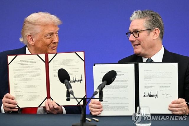 ▲ 기술협정에 서명한 도널드 트럼프 미국 대통령(좌)과 키어 스타머 영국 총리. 250918 EPA 연합뉴스. ⓒ연합뉴스