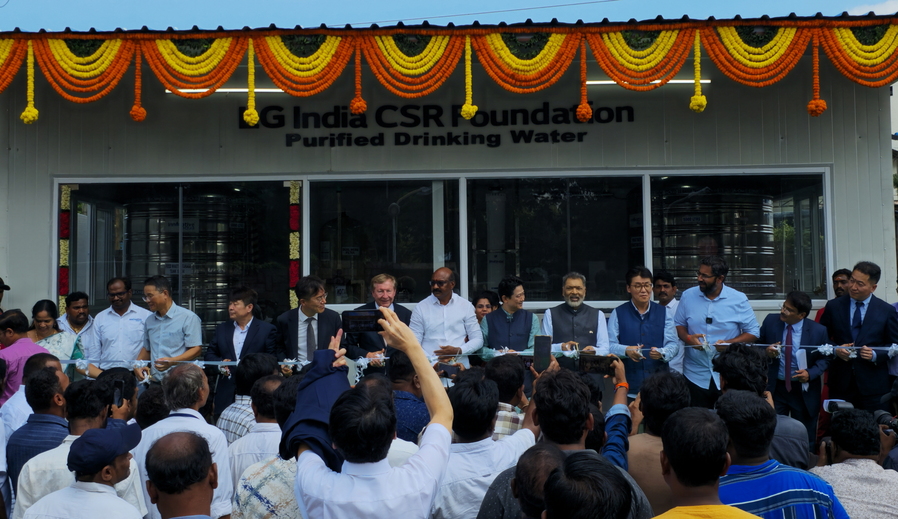 ▲ LG폴리머스 재단 관계자들이 마을 주민들과 함께 신규 식수시설 준공 행사를 진행하고 있다.ⓒLG화학