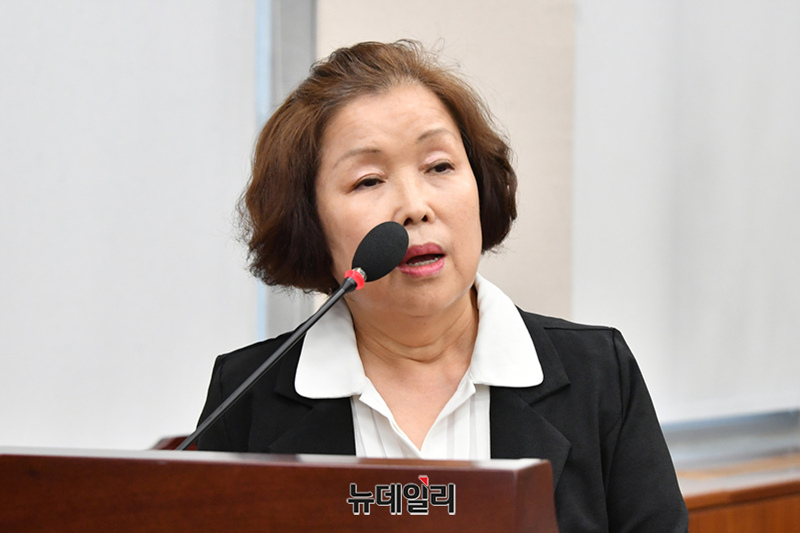 ▲ 손효숙 리박스쿨 대표가 지난 7월 10일 오전 국회에서 열린 교육위원회 리박스쿨 청문회에 출석해 의원 질의에 답변을 하고 있다. ⓒ이종현 기자