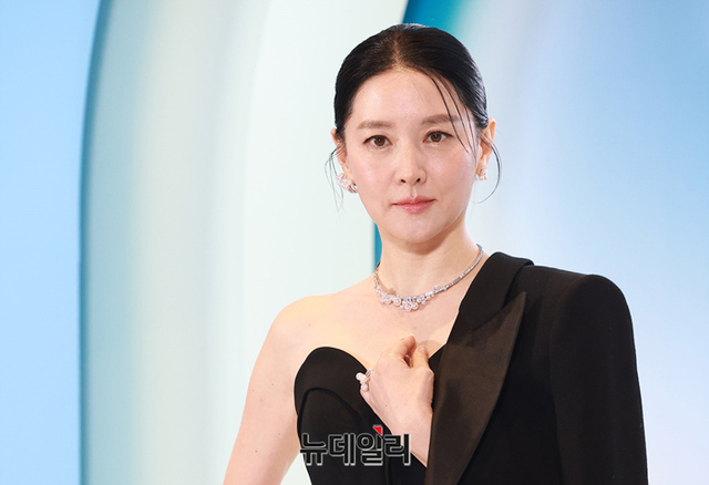 ▲ 배우 이영애가 2023년 11월 9일 오후 서울 여의도 페어몬트 앰배서더 서울에서 열린 하이 주얼리 크리에이터 프레드 갈라 디너파티에 입장하고 있다. ⓒ정상윤 기자