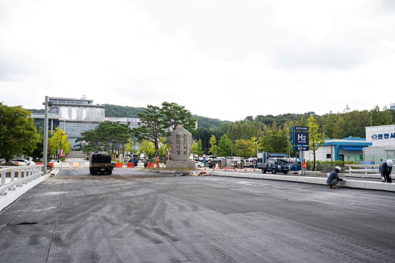 ▲ 22일 개통을 앞두고 마무리 공사가 한창인 불당5교 교량 재가설 공사 현장. ⓒ천안시