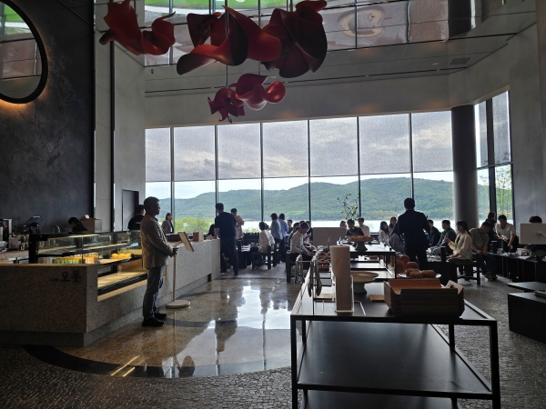 ▲ 1층 카페 오롯에서 티 클래스를 경험 중인 투숙객들ⓒ최신혜 기자