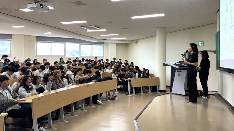 ▲ 2025 커리어위크 특강에 참여한 학생들이 강사의 말에 집중하고 있다. ⓒ호서대