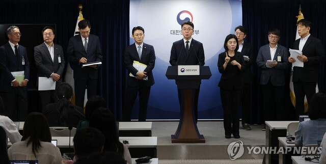 ▲ 류제명 과학기술정보통신부 제2차관과 권대영 금융위원회 부위원장이 19일 서울 종로구 정부서울청사에서 해킹 대응을 위한 과기정통부-금융위 합동 브리핑을 하고 있다.ⓒ연합뉴스