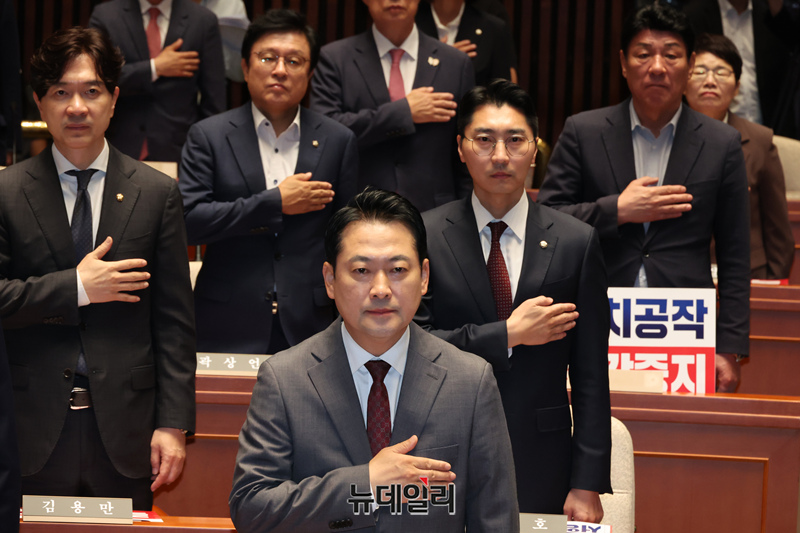 ▲ 장동혁 국민의힘 대표가 19일 오전 서울 여의도 국회에서 열린 의원총회에서 국민의례를 하고 있다. /이종현 기자