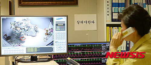 ▲ 2015년 6월 박근혜 당시 대통령이 오후 종로구 연건동 서울대병원 중동호흡기증후군(메르스) 격리병동을 방문해 폐쇄회로 화면으로 격리 병실내 근무중인 의료진과 전화 통화를 하고 있다. ⓒ뉴시스