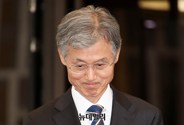 ▲ 조희대 대법원장이 17일 오후 서울 서초구 대법원 청사를 나서고 있다. ⓒ서성진 기자