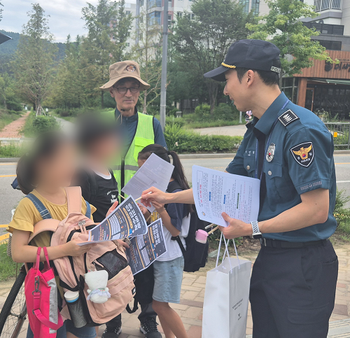 ▲ 19일 학교전담경찰관이 초등학교 주변에서 순찰을 하고 있다.ⓒ세종남부경찰서