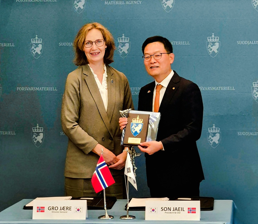 ▲ 노르웨이 국방물자청에서 열린 K9 계약식에서 손재일 한화에어로스페이스 대표와 그로 예레 노르웨이 NDMA 청장이 기념품을 교환하고 있다. ⓒ한화에어로스페이스