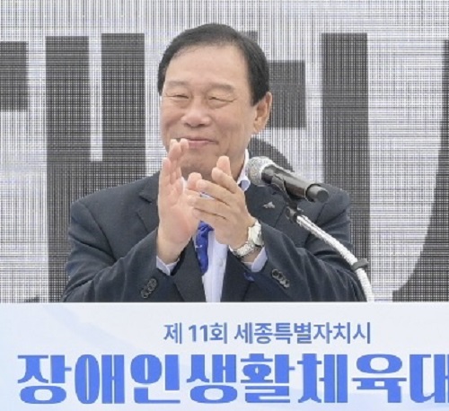▲ 19일 세종시민운동장 보조경기장 등 3곳에서 열린'제11회 세종시장애인생활체육대회'에서 최민호 세종시장이 대회사를 하고 있다.ⓒ세종시