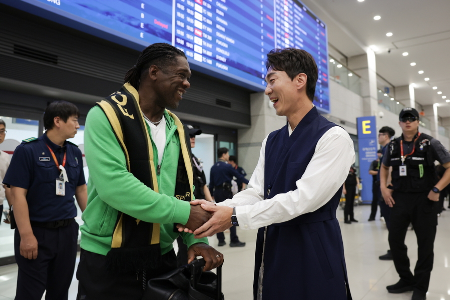 ▲ 박정무 넥슨 사업부사장이 셰도로프 선수의 입국을 맞이하고 있다. ⓒ넥슨