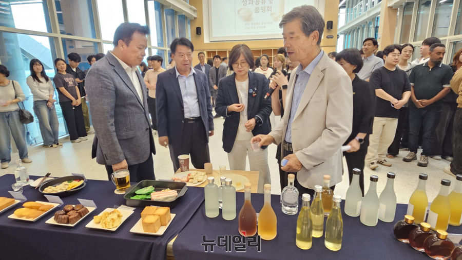 ▲ 조은희 충북농업기술원장과 이의영 충북도의회 부의장, 임병훈 충북도의원이 19일 오후 선하마루에서 충북농업기술원이 개발한 쌀 제빵·양조 기술의 산업적 성과를 공유하며 시식을 하고 있다.ⓒ김정원 기자