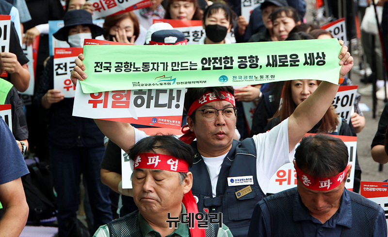 ▲ 전국공항노동자연대 조합원 등이 19일 오전 인천국제공항 2터미널에서 안전한 일터·안전한 공항을 위한 전국공항노동자 총파업 대회를 열고 구호를 외치고 있다. ⓒ서성진 기자