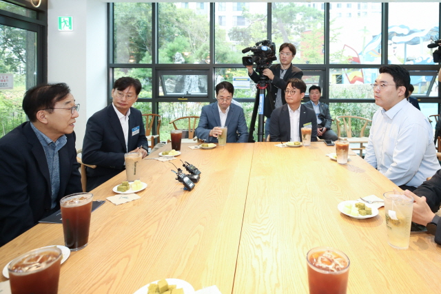 ▲ 김윤덕 국토교통부 장관(맨 왼쪽)이 '위례 자이더시티' 입주민들과 간담회를 갖고 있다. ⓒ국토부