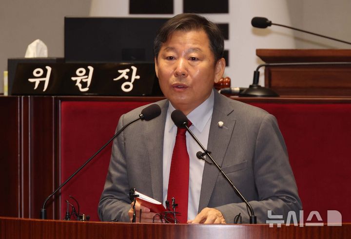 ▲ 이철규 국민의힘 의원이 19일 서울 여의도 국회에서 열린 의원총회에서 공개발언을 신청해 자신을 둘러싼 'KH그룹 수사 무마 청탁 의혹' 등 허위사실을 공표한 한준호, 이건태, 양부남 의원 등 4명을 명예훼손 혐의로 고소했다고 밝히고 있다. 2025.09.19. ⓒ뉴시스