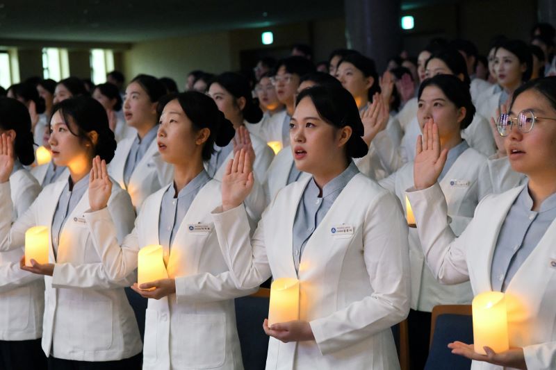 ▲ 백석대 간호학과 학생들이 제15회 나이팅게일 선서식을 하고 있다.ⓒ백석대