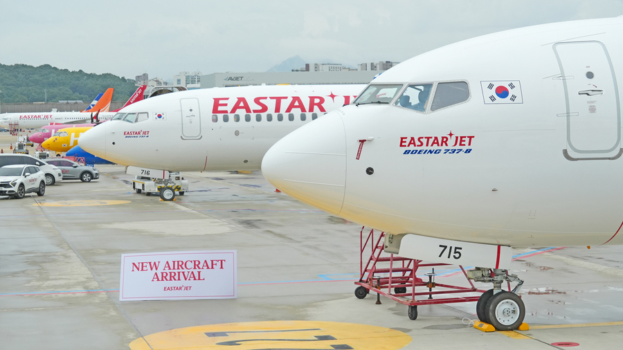 ▲ 이스타항공의 17, 18호기가 김포국제공항 계류장에 나란히 주기돼 있다. ⓒ이스타항공