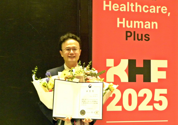 ▲ 인하대병원 김정수 입원의학과 교수가 서울 코엑스에서 열린 KHF 2025 현장에서 보건복지부 장관 표창을 수상한 뒤 기념 촬영을 하고 있다.ⓒ인하대병원 제공