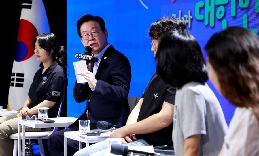 ▲ 이재명 대통령이 19일 서울 마포구 구름아래 소극장에서 열린 2030 청년 소통·공감 토크콘서트에서 발언하고 있다. ⓒ뉴시스