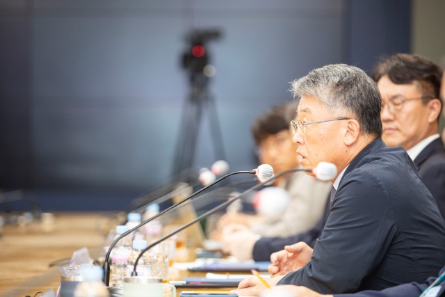 ▲ 평택시청에서 기자회견을 열어 평택병원 건립 의지를 재확인하는 최기주 아주대총장ⓒ평택시 제공