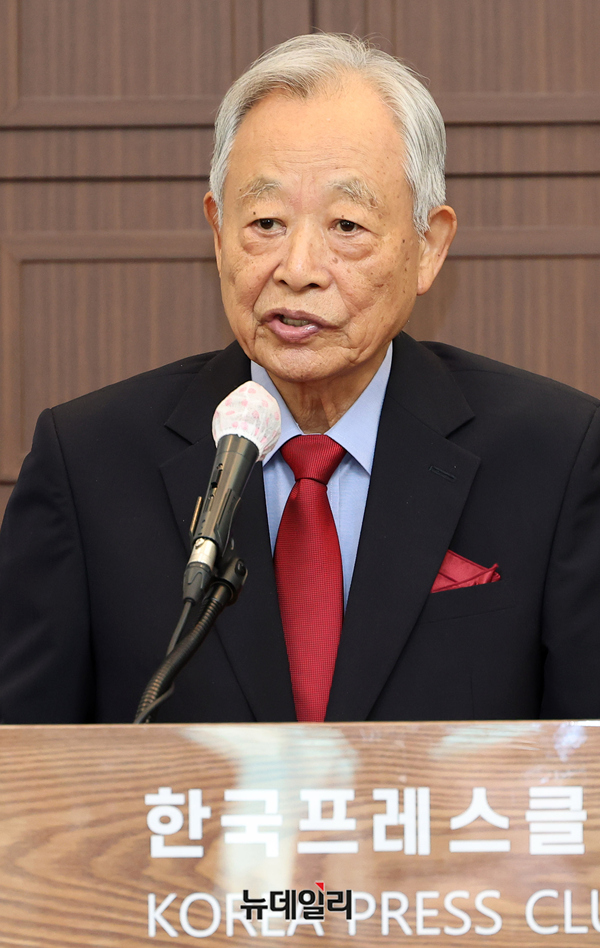 ▲ 아산 장석영 작가가 19일 오전 서울 중구 한국프레스센터에서 열린 저서 '할미꽃 당신' 출판기념회에서 인사말을 하고 있다. ⓒ정상윤 기자