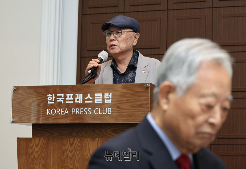 ▲ 김전 문학평론가가 19일 오전 서울 중구 한국프레스센터에서 열린 아산 장석영 작가 '할미꽃 당신' 출판기념회에서 서평을 하고 있다. ⓒ정상윤 기자