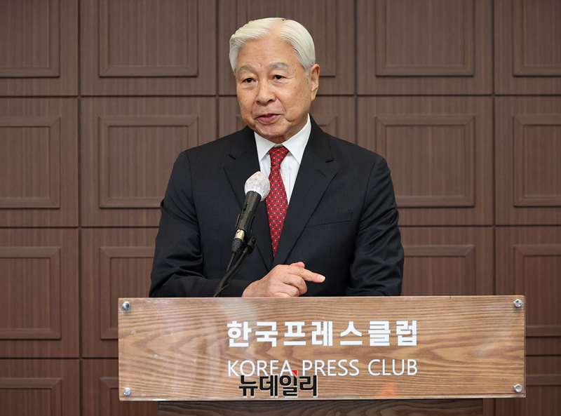 ▲ 방열 전 농구협회 회장이 19일 오전 서울 중구 한국프레스센터에서 열린 저서 '할미꽃 당신' 출판기념회에서 축사를 하고 있다. ⓒ정상윤 기자