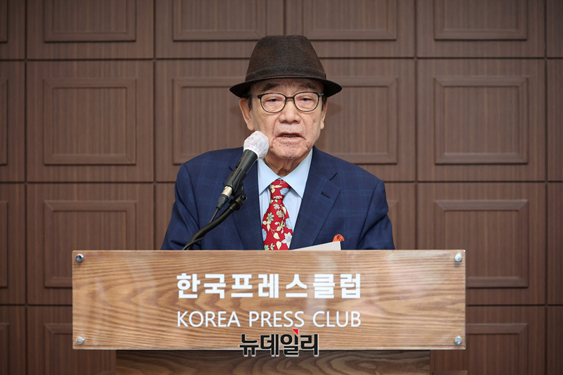 ▲ 이민섭 초대 문체부 장관이 19일 오전 서울 중구 한국프레스센터에서 열린 저서 '할미꽃 당신' 출판기념회에서 축사를 하고 있다. ⓒ정상윤 기자