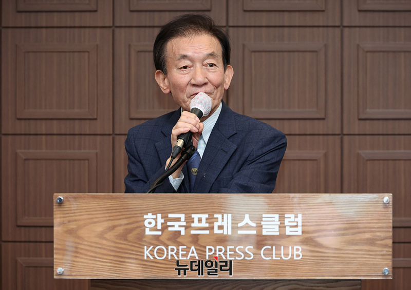 ▲ 변정일 전 국회의원이 19일 오전 서울 중구 한국프레스센터에서 열린 저서 '할미꽃 당신' 출판기념회에서 축사를 하고 있다. ⓒ정상윤 기자