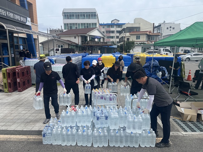 ▲ 강릉관광개발공사(사장 강희문)가 강릉시민 대상 병입수 배부에 공사 직원들로 하여금 솔선해 참여하도록 인력 지원을 아끼지 않았다. 강희문 강릉관광개발공사 사장은 