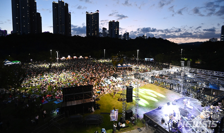 ▲ '2022 수원재즈페스티벌'이 열린 9월 2일 오후 경기도 수원시 광교호수공원 재미난밭에서 잔디광장을 가득 메운 시민들이 공연을 관람하고 있다. ⓒ뉴시스