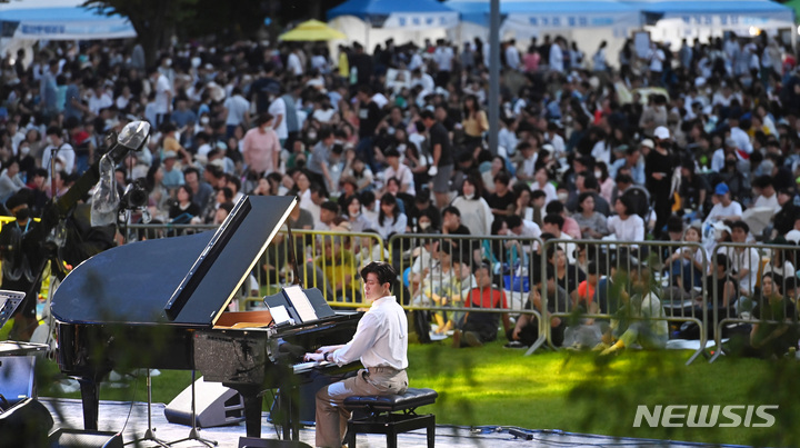 ▲ 2022년 9월 3일 수원재즈페스티벌이 열린 경기 수원시 광교호수공원 재미난밭에서 잔디광장을 가득 메운 시민들이 공연을 관람하고 있다. ⓒ뉴시스