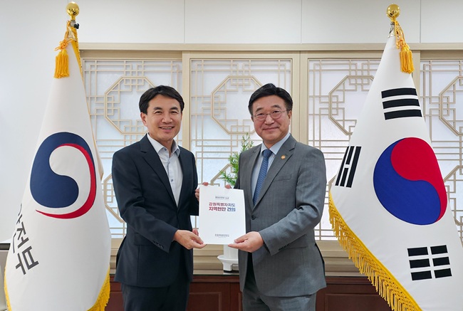▲ 김진태 강원특별자치도지사가 19일 정부서울청사를 방문해 윤호중 행정안전부 장관을 만나 강원특별법 3차 개정안의 국회 조속 통과를 비롯한 주요 현안에 대해 적극적인 관심과 지원을 요청했다. ⓒ강원특별자치도