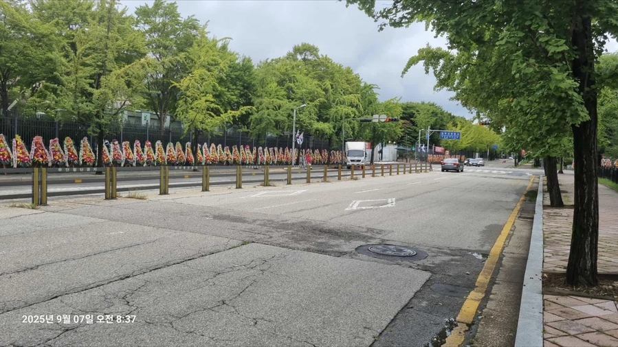 ▲ 화환 수백개가 길을 따라 늘어서 있다. ⓒ