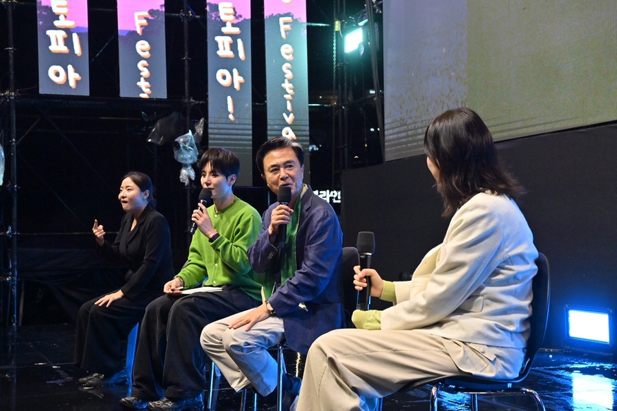 ▲ 김태흠 충남도지사가‘제3회 전국 청년 축제 2025 피크타임 페스티벌’에서 청년들과 토크를 하고 있다.ⓒ충남도