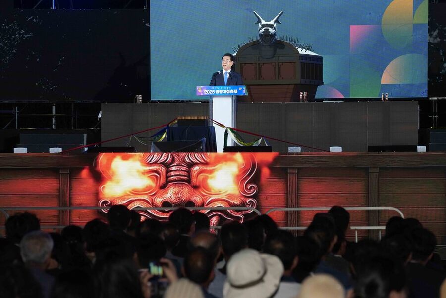 ▲ 김영록 전라남도지사가 19일 해남 우수영관광지에서 열린 ‘2025 명량대첩축제 개막식’에 참석, 출정선언을 하고 있다.ⓒ 전라남도 제공