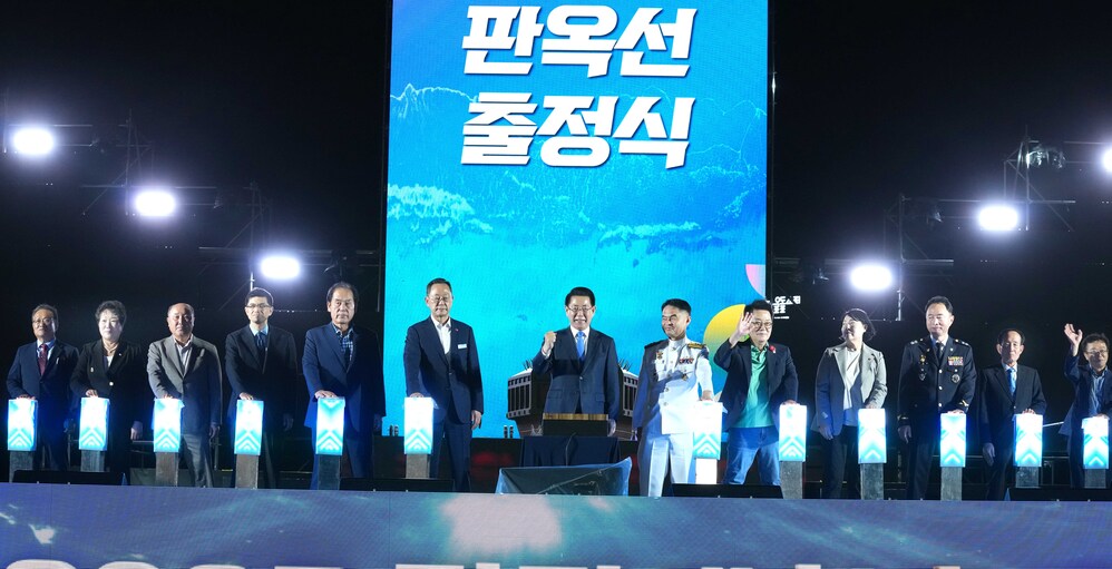 ▲ 김영록 전라남도지사가 19일 해남 우수영관광지에서 열린 ‘2025 명량대첩축제 개막식’에 참석, 주요내빈들과 기념촬영을 하고 있다.ⓒ전라남도 제공