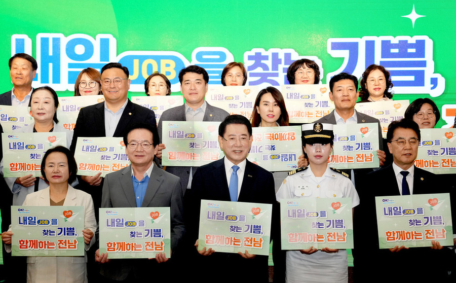 ▲ 김영록 전라남도지사가 19일 목포 신안비치호텔에서 열린 2025년 제3회 여성 일자리 박람회 행사에서 참석자들과 기념촬영을 하고 있다.ⓒ전라남도 제공