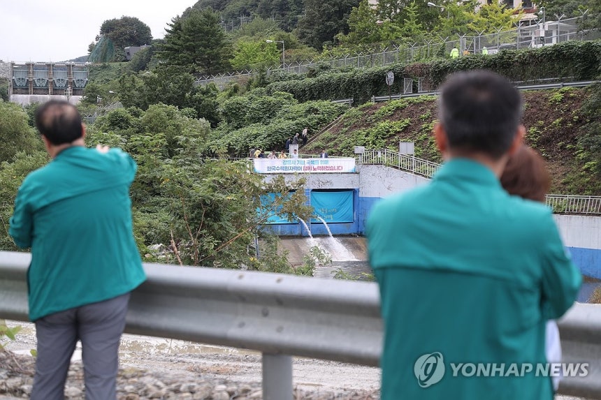 ▲ 20일 강원 강릉시 성산면 남대천 상류에서 강릉시 관계자 등이 도암댐 방류를 지켜보고 있다. ⓒ연합뉴