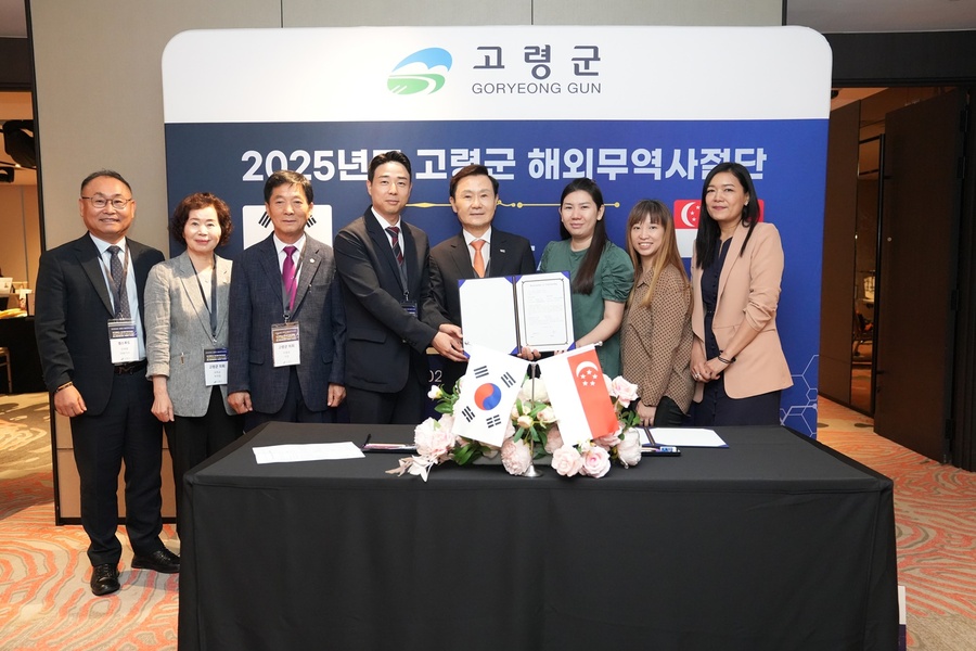 ▲ 고령군은 싱가포르 내 최대 한인 유통업체인 고려무역(대표 윤덕창) 본사를 방문해 고령군의 농식품산업 분야 수출 활성화를 위한 상호 업무협약을 체결했다.ⓒ고령군