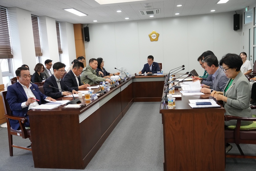 ▲ 영천시의회(의장 김선태)는 지난 19일 의원 및 집행부 관계 부서장이 참석한 가운데 전체 의원 정례간담회를 열었다.ⓒ영천시의회
