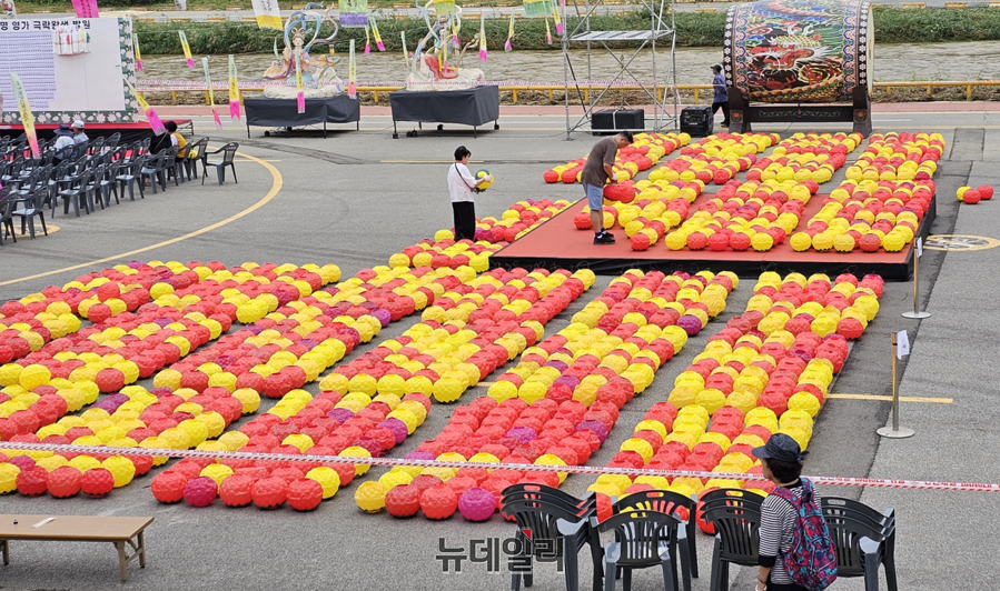 ▲ 청주시불교연합회 주최‘2025 무심천 직지유등문화제’에 사용할 유등이 무심천 체육공원에 진열돼 있다.ⓒ김정원 기자