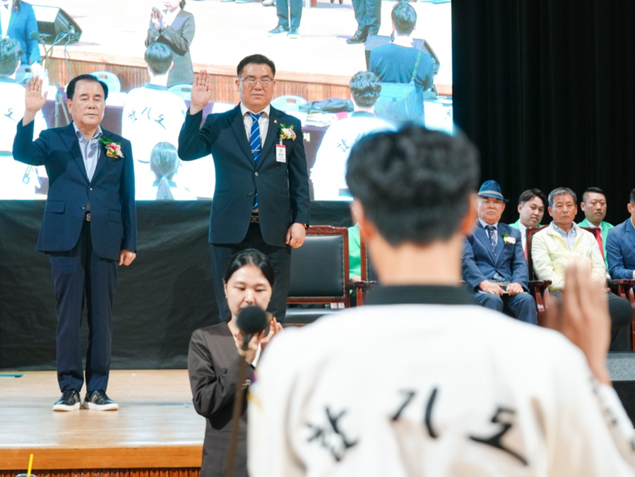 ▲ 20일 청양군민체육관에서 열린‘제17회 충청남도교육감기 학생합기도대회’에서 김지철 교육감이 학생들로부터 선서를 받고 있다.ⓒ충남도교육감