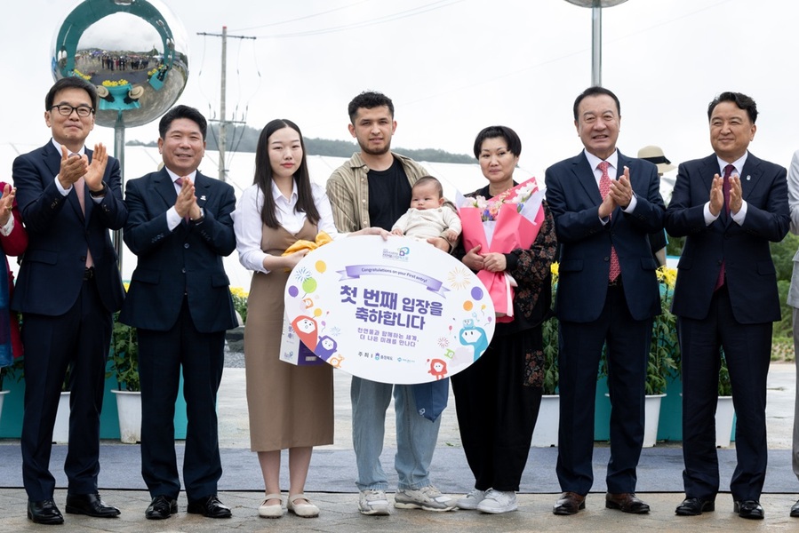 ▲ 2025 제천국제한방천연물산업엑스포가 20일 제천 한방엑스포공원에서 개막한 가운데 첫 입장객에게 축하의 선물과 함께 축하하고 있다.ⓒ제천국제한방천연물산업엑스포조직위