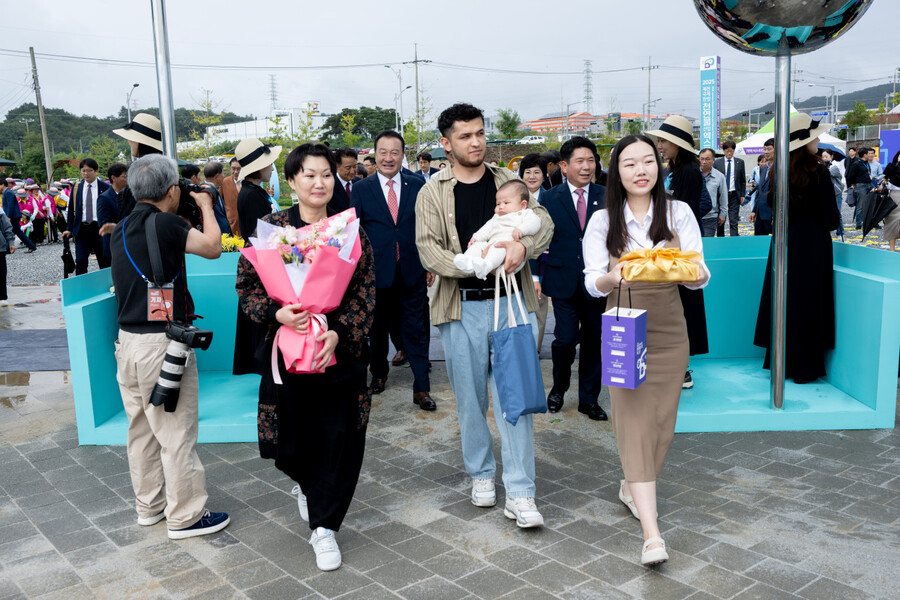 ▲ 2025 제천국제한방천연물산업엑스포가 20일 제천 한방엑스포공원에서 성대하게 개막한 가운데 입장객이 행사장으로 들어가고 있다.ⓒ제천국제한방천연물산업엑스포조직위