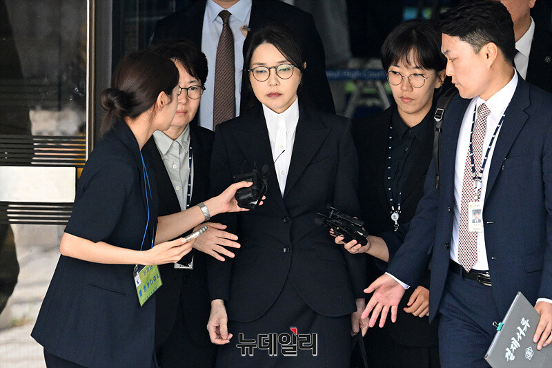 ▲ 윤석열 전 대통령 부인 김건희 여사가 지난달 12일 오후 서울 서초구 서울중앙지법에서 열린 구속 전 피의자 심문(영장실질심사)을 마치고 법원을 나서고 있다. ⓒ서성진 기자