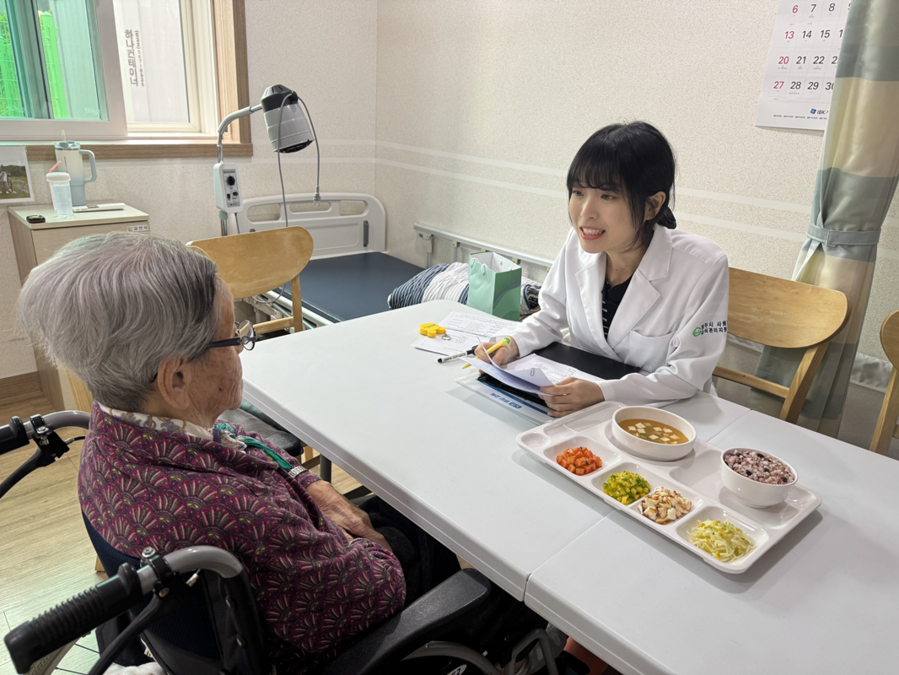 ▲ 서원대 관계자가 복지시설 입주 노인을 대상으로 맞춤형 영양관리를 위해 상담하고 있다.ⓒ서원대