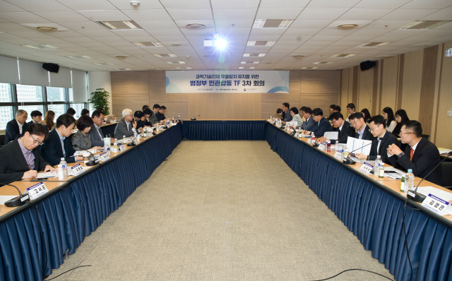 ▲ 구혁채 과학기술정보통신부 제1차관이 19일 서울 종로구 광화문교보빌딩 국가과학기술자문회의 대회의실에서 열린 '제3차 과학기술인재 유출방지 및 유치 TF 회의'에서 토론하고 있다.ⓒ과학기술정보통신부