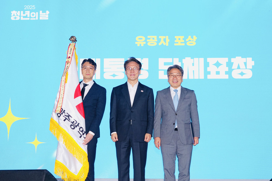 ▲ 광주시가 17개 시도 중 유일하게 청년정책 우수기관으로 선정된 가운데 강기정 광주광역시장이 20일 청와대 녹지원에서 열린 ‘청년의 날 기념식’에 참석해 대통령 표창을 받은 뒤 김민석 국무총리와 기념촬영을 하고 있다.ⓒ광주광역시 제공